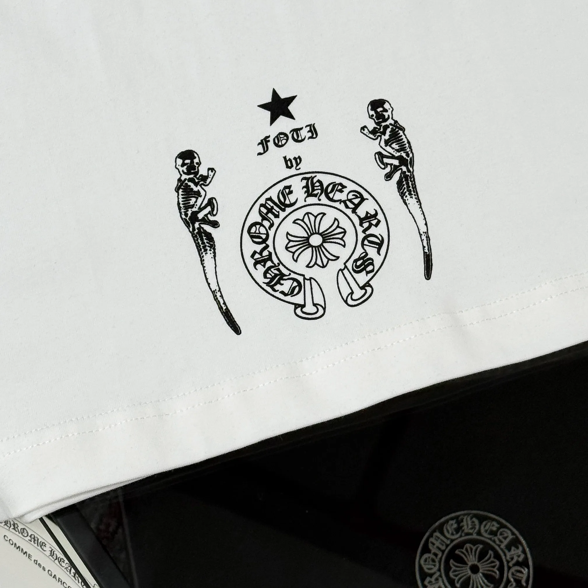 P180 Chrome Hearts Chrome Hearts 25 high-end versions. The fabric is made of 300 grams of high-density pure cotton. It does not deform or shrink. It has three labels. It is the same style for men and women. Technology: suede foaming + digital printing. Color: white, black. SIZE: S-XL.